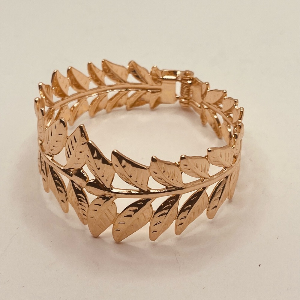 Gold plated bracelet for women elegant design